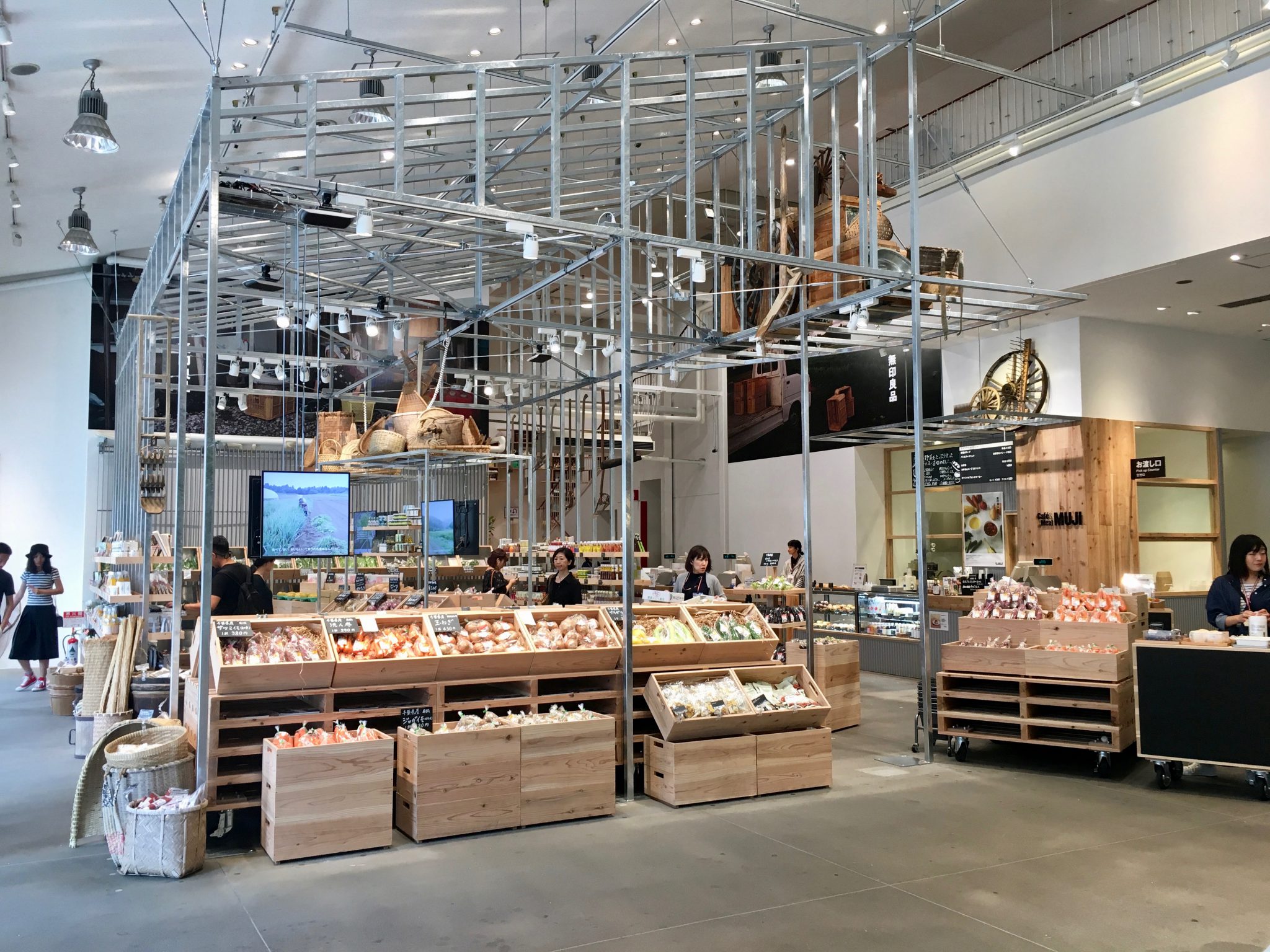 Muji Flagship Store And Organic Marketplace Yurakucho